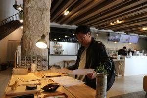 도면을 살펴보는 준인테리어 천상준