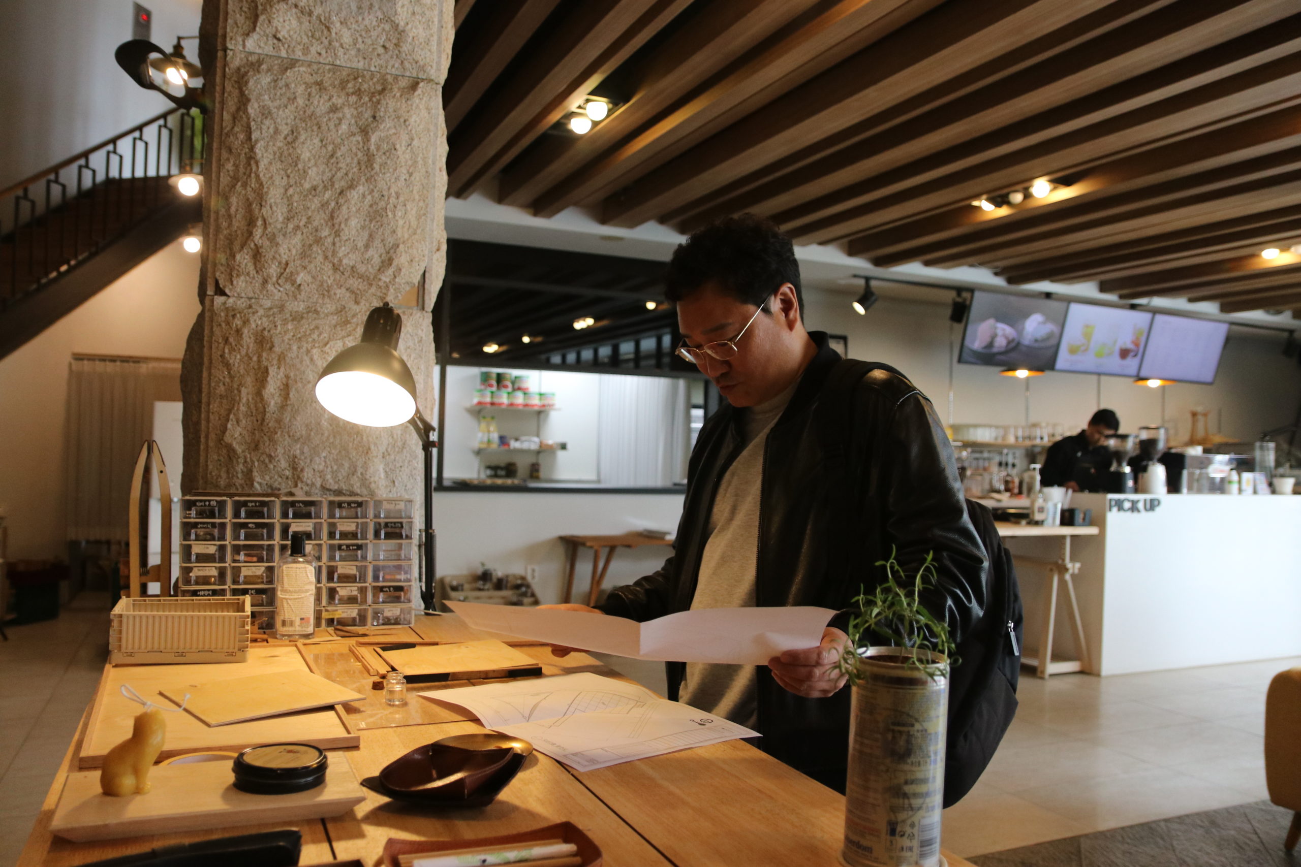 반려동물 주거공간 도면을 살펴보는 준인테리어 천상준